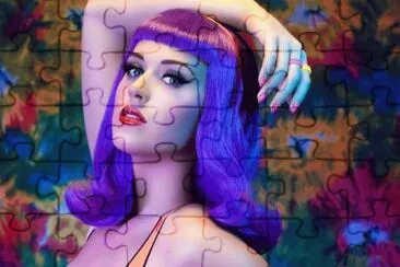Mujer de pelo violeta posando con fondo floreado