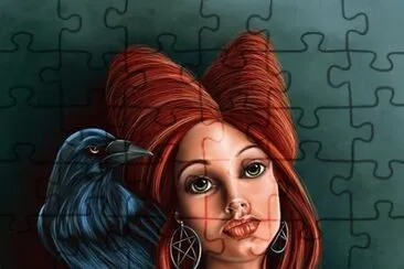 Mujer de pelo rojo con cuervo