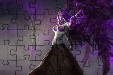 Mujer de alas violetas en el bosque oscuro