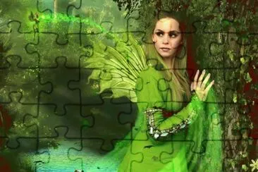 Hada verde en el bosque