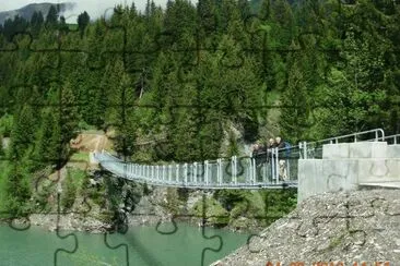 Bridge over alpin lake (Fr)