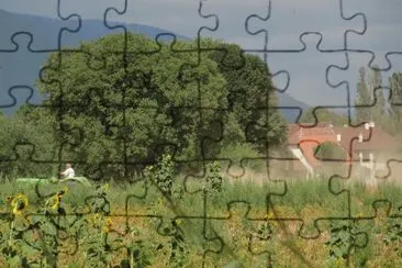 tracteur faisant de la poussiÃ¨re