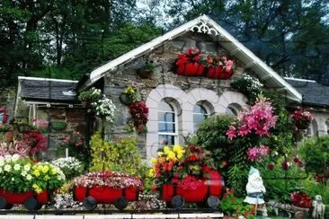 Charming Cottage with Beautiful Garden jigsaw puzzle