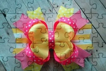 moÃ±o con amarillo jigsaw puzzle