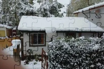 casa con nieve jigsaw puzzle