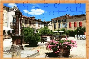 MONT DE MARSAN (FRANCIA) - UNA DE SUS PLAZAS