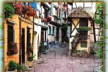PRECIOSA CALLE, BIEN CUIDADA Y CON FLORES DECORADA
