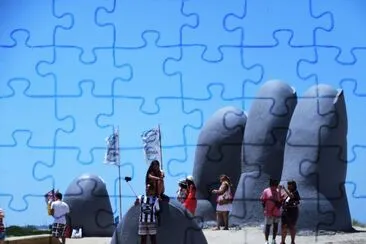 Escultura en playa de Punta del Este, Uruguay.