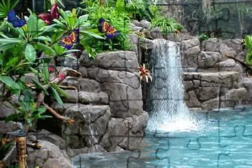 paisaje de una cascada con mariposas