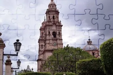 Torres y cÃºpula de la Catedral de Morelia.