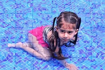 niÃ±a en alberca jigsaw puzzle