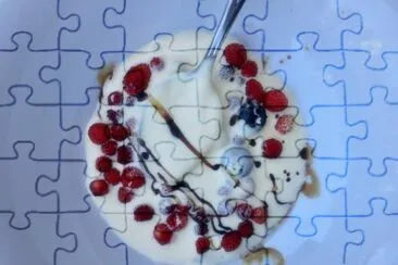 פאזל של Berries in cream with balsamic drizzle