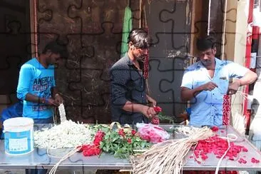 INDIA VENDEDERES FLORES EN TEMPLO