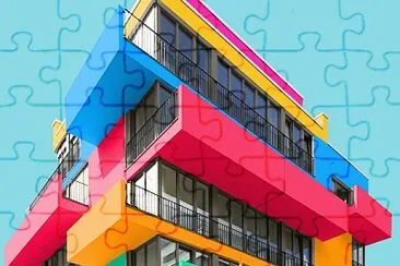 Un edificio muy colorido