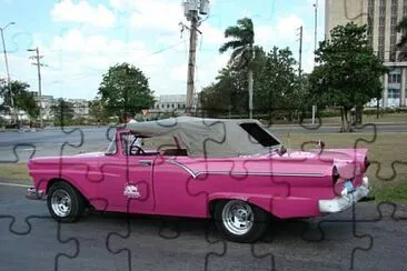 Cuba - Vieille voiture rose fushia