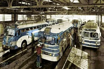 פאזל של 1954 Greyhound Bus Garage