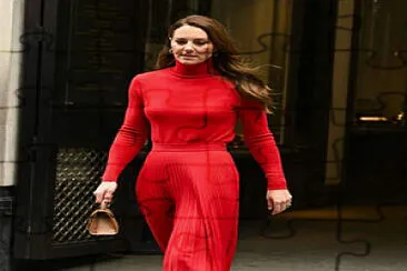 Kate en robe rouge jigsaw puzzle