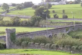 La strada a zig-zag per Slane, Irlanda