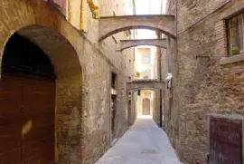 Uliczka w Volterra, Toskania, Włochy