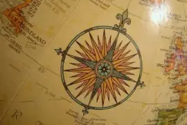Una brújula en un globo