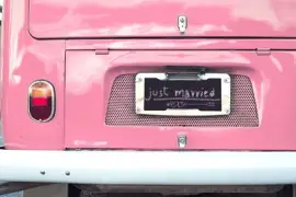 segno appena sposato sul furgone vintage classico rosa