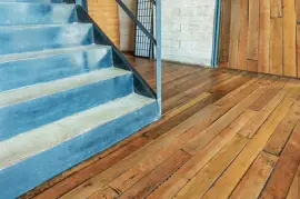 Escalera con hierro y piso de madera