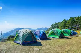 在清邁山上的草地上露營和帳篷