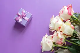 Flores festivas, composição de rosa inglesa em um purp