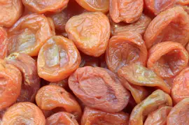 Färska mogna torkade aprikosfrukter som en del av t