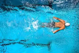 Hombre nadando en la piscina
