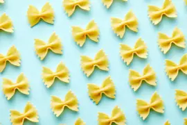 Flach legen mit rohen Farfalle