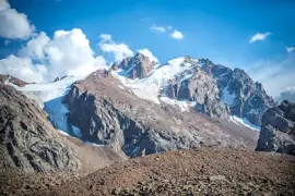 Majestätiska klippor och berg