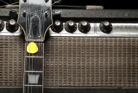 Wzmacniana i elektryczna gitara