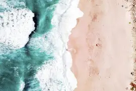 Vista aérea do oceano lavando na areia