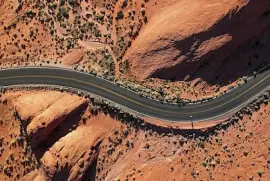 Luftaufnahme einer kurvenreichen Straße in Nevada, USA