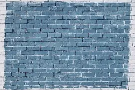 在白色磚牆上的藍色長方形