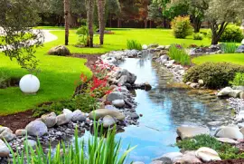 Wiosenne kwiaty w azjatyckim ogrodzie japońskim