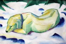 Chien couché dans la neige