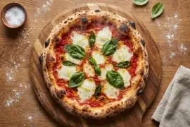 Neapolitanische Pizza Margherita, frisch zubereitet