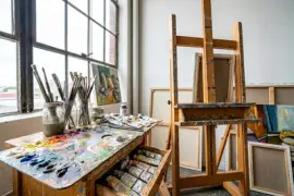 Konstnärernas färgglada ateljéhörn