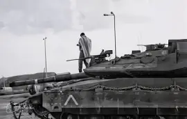 חייל על טאנק