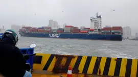 Travessia de balsa Guarujá-Santos