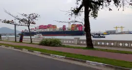 Entrada do navio no porto de Santos