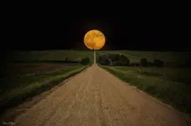 פאזל של super moon over road