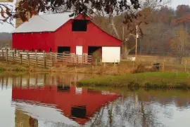 פאזל של barn and farm pond