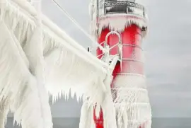 Faro de Michigan congelado