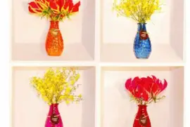 Cubos com vasos coloridos