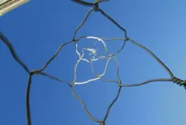 Rara escultura moderna en Barcelona