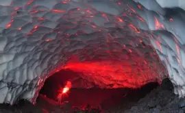 Cuevas de hielo del volcÃ¡n Mutnovski. Rusia jigsaw puzzle