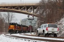 AVR 3003 SD40-3 leads the AVR Bakerstown turn